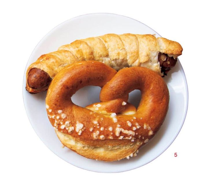 5.自家製ソーセージパイ（₩4,500）とプレッツェル（₩3,500）。