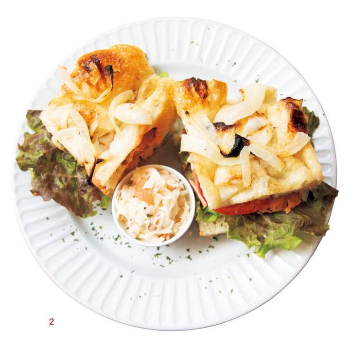 2.スパイシーに味付けした鶏むね肉を自慢のフォカッチャでサンド（₩14,500）。