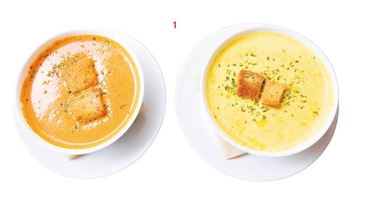 1.パンやサンドイッチに合うクリーミーで風味豊かな日替わり野菜スープ。右はカボチャで左はトマト。