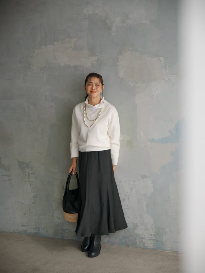 ニット¥35,200／セオリー リュクス（リンク・セオリー・ジャパン）、ブラウス¥7,689／ドゥクラッセ、スカート¥44,000、ブーツ¥49,500／ともにレキップ、ネックレス¥29,700／ハリス×ケイコ オカモト（金万）、バッグ¥17,600／ケッシュル エッセンシャル（ザ エディット ストア）