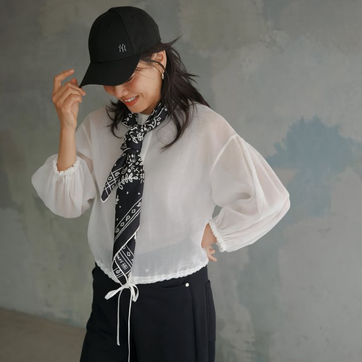 〈右から〉デニム¥25,300／レッドカード トーキョー（ゲストリスト）、スカ ート¥19,800／マカフィー（トゥモローランド）、 コットンパンツ¥28,600／ラプレ（金万）