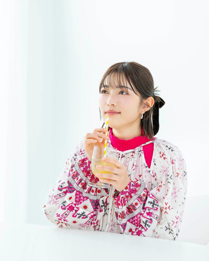 ほうじ茶とみりんのスパイスアイスティーを楽しむ井上咲楽さん