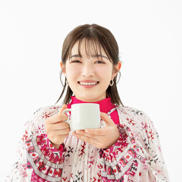 甘酒チャイラテを楽しむ井上咲楽さん