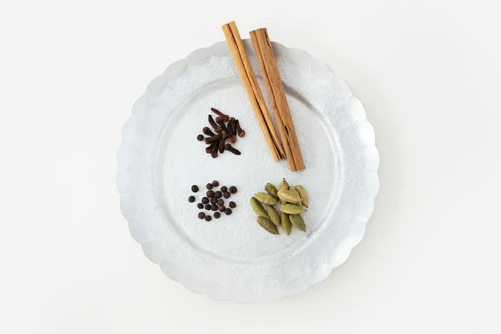 今回使用するスパイス。左上から時計周りにクローブ、シナモン、カルダモン、ブラックペッパー。