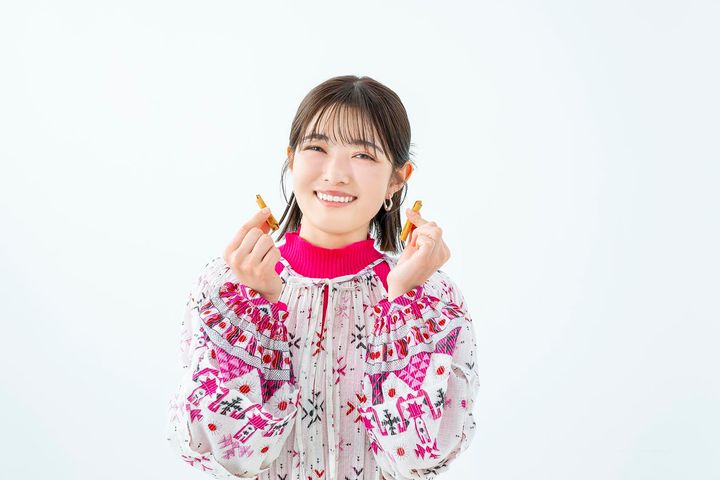 シナモンを割る井上咲楽さん