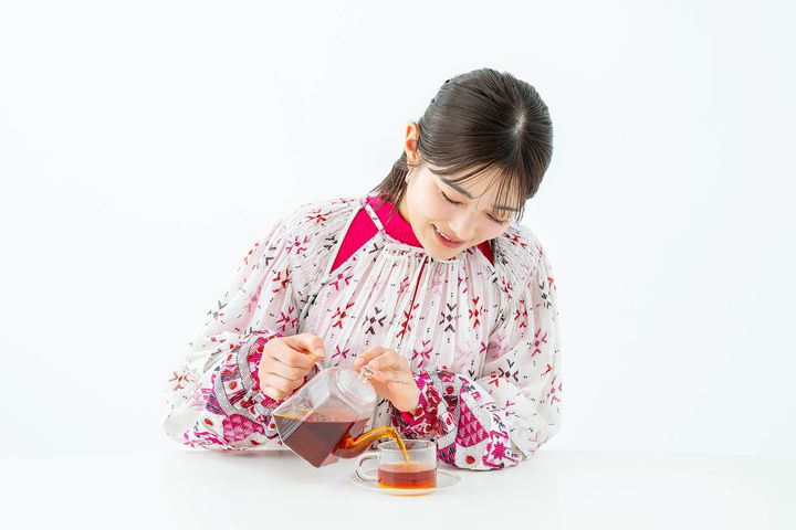 カルダモンレモンティーを淹れる井上咲楽さん
