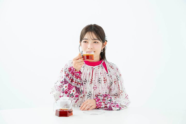 カルダモンレモンティーを楽しむ井上咲楽さん