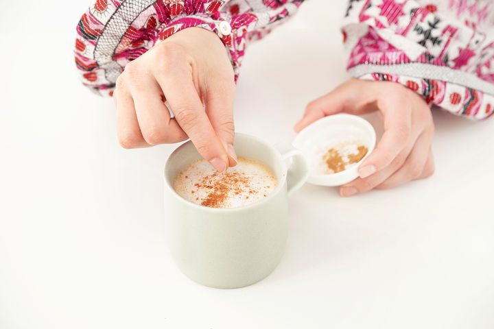 仕上げにシナモンパウダーを入れる様子