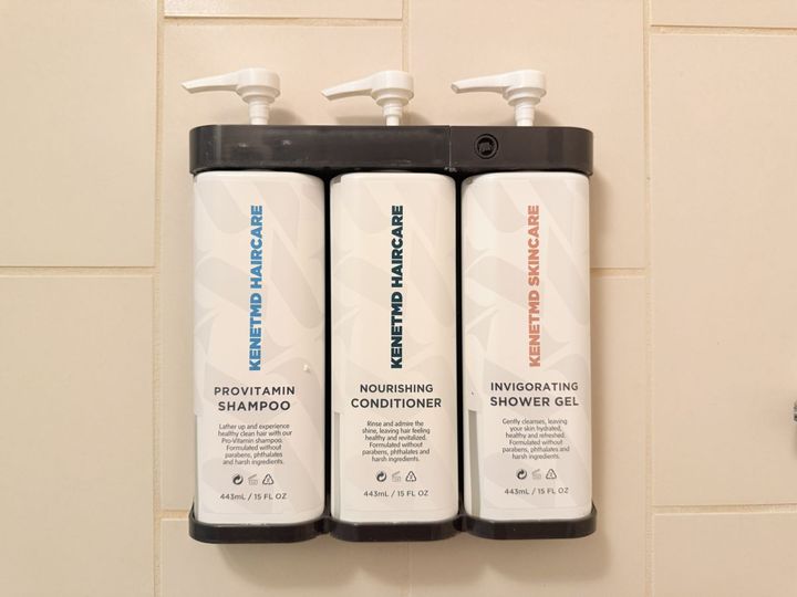 備え付けのシャンプー、コンディショナー、シャワージェル