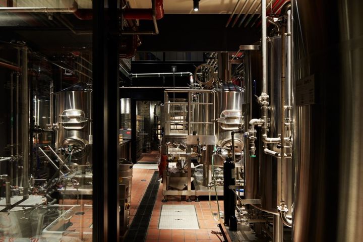 シルバーのタンクが並ぶNUMBER NINE BREWERY