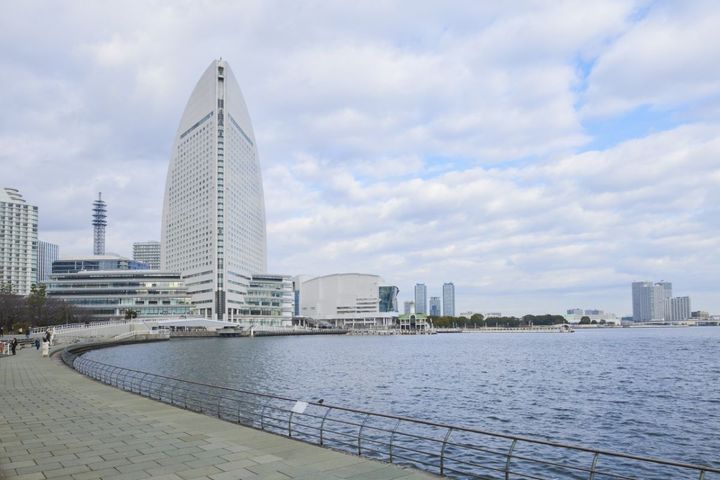 臨港パーク方面の風景。ヨットの帆をモチーフにしたホテルなどが立ち並ぶ