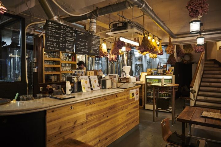 1階ビアスタンドの様子。黒板には注文可能なビールの種類が記されている