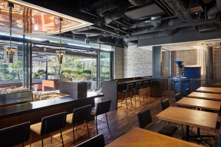 1階テーブル席の様子。奥にオランダ製の焙煎機が置かれている