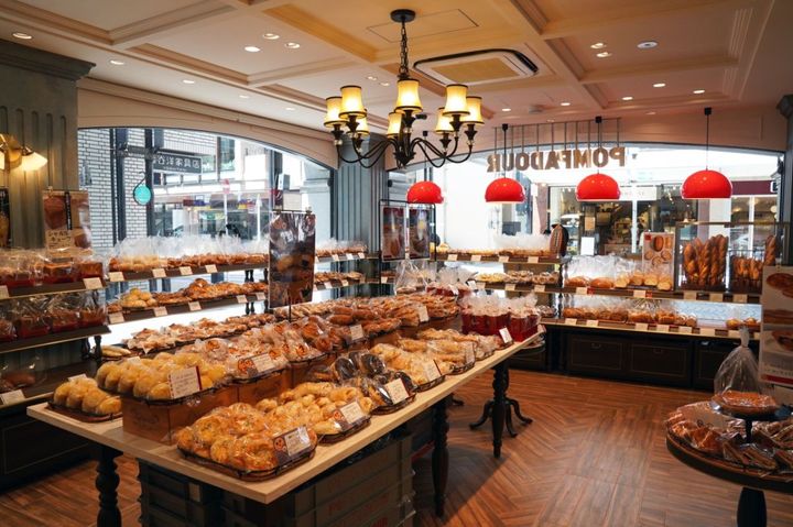 焼きたてのパンが並ぶポンパドウル元町本店