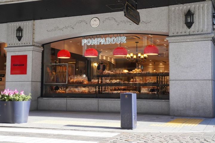 白を基調とした建物に映える赤い看板が目印