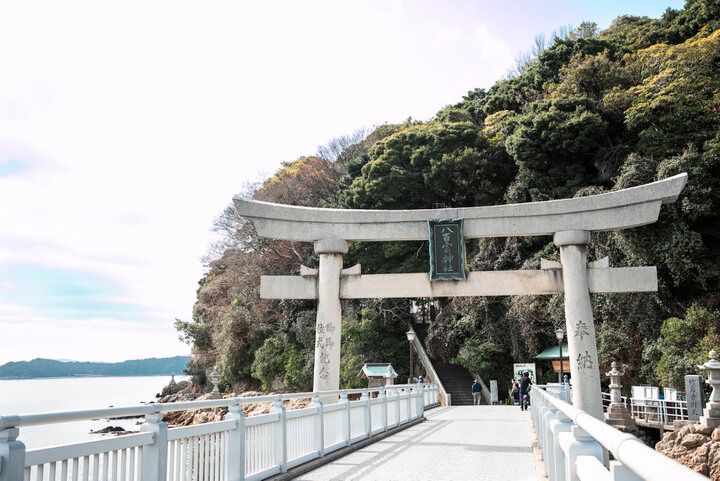 橋を歩いて渡れる、愛知・蒲郡の竹島へ。「八百富神社」におまいりして、島の風景も満喫
