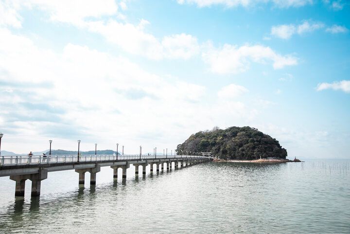 橋を歩いて渡れる、愛知・蒲郡の竹島へ。「八百富神社」におまいりして、島の風景も満喫