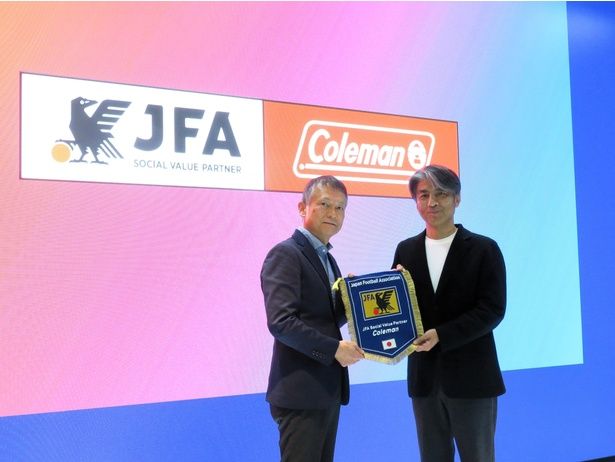 【写真】登壇したJFA・専務理事の湯川和之さん(写真左)と、ニューウェルブランズ・ジャパン合同会社コールマン事業部・社長の中里豊さん(写真右)