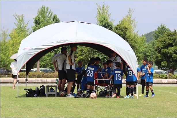 サッカー現場に付きまとう暑さ問題。選手だけでなく、応援する家族にとっても「いかに涼しく、安全に見守るか」は切実な課題