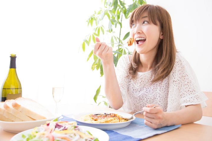 シミ・くすみが増える原因に！？ 40・50代の肌を守る食べ方＆飲み方ルール