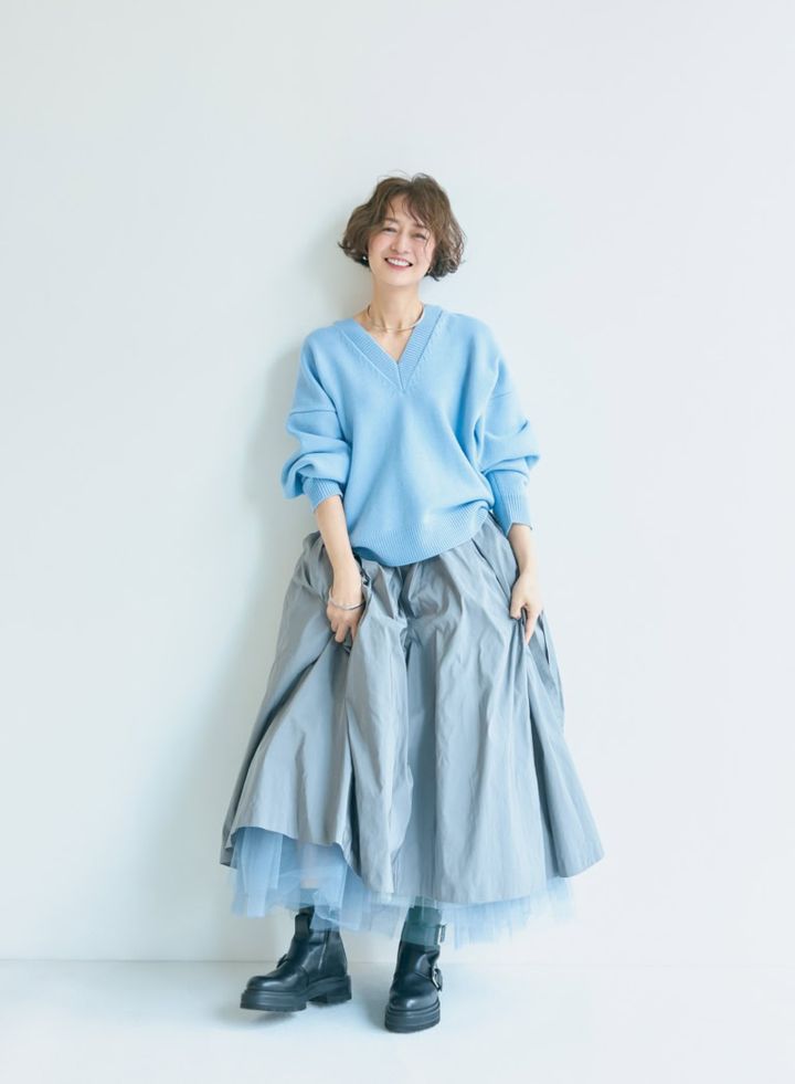 ニット¥57,200／アドーア、スカート¥121,000／カオス（Chaos GINZA SIX）、ピアス¥25,300、チョーカー¥44,000、ブレスレット¥29,700／すべてウノアエレシルバーコレクション（ウノアエレ ジャパン）、靴¥201,300／ピエールアルディ（ピエール アルディ 東京）