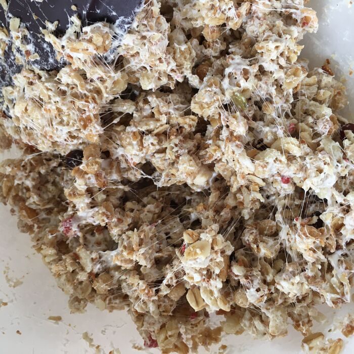 グラノーラを混ぜる