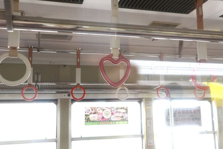 流鉄流山線（さくら号ハート形の吊り革）