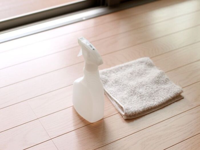 セスキ水スプレーとウエスを用意する