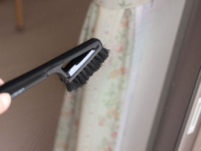 まずは網戸のホコリを払う