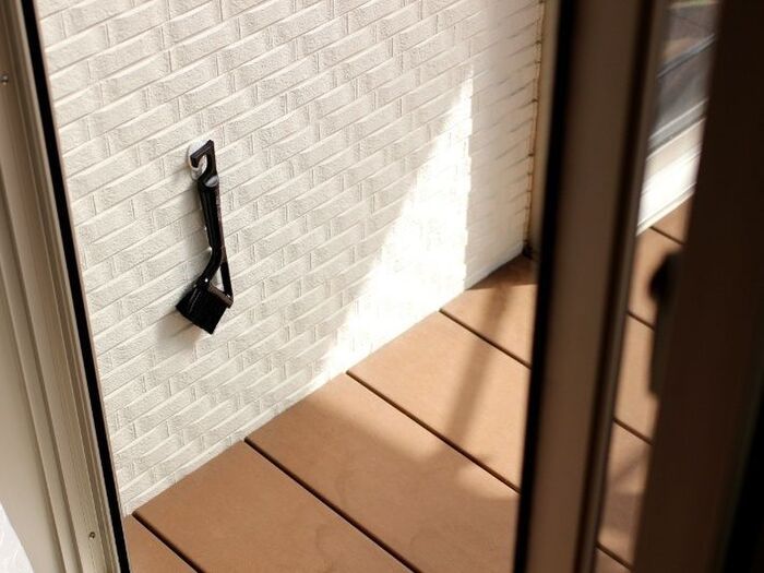 サッシブラシは窓のすぐ近くに