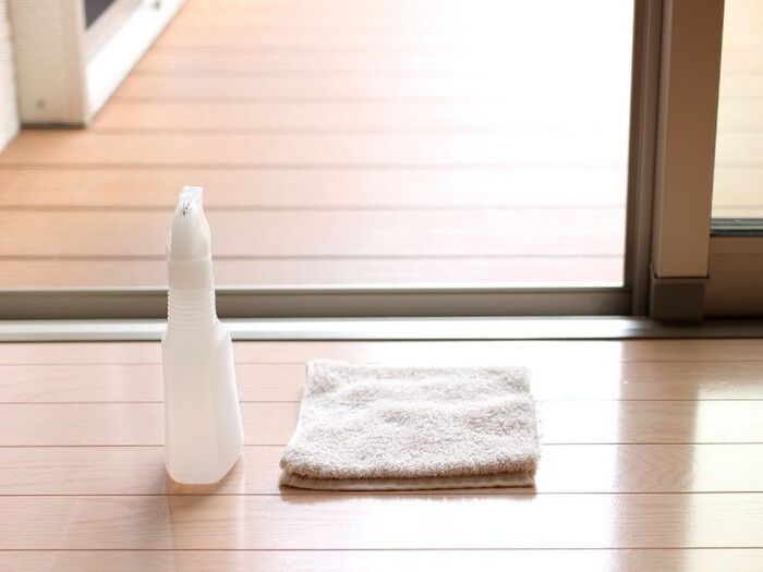 セスキ水＋ウエスで網戸を拭く