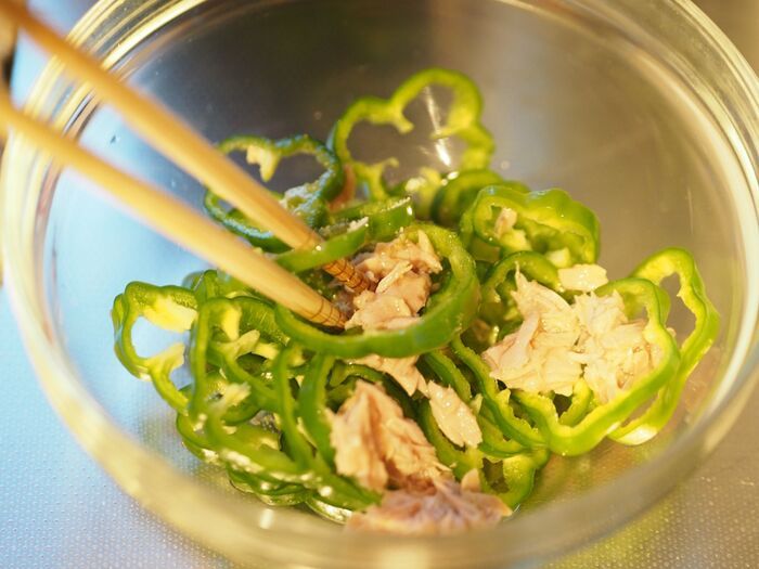 材料を混ぜる工程