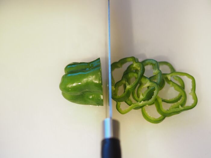 ピーマンを切る工程