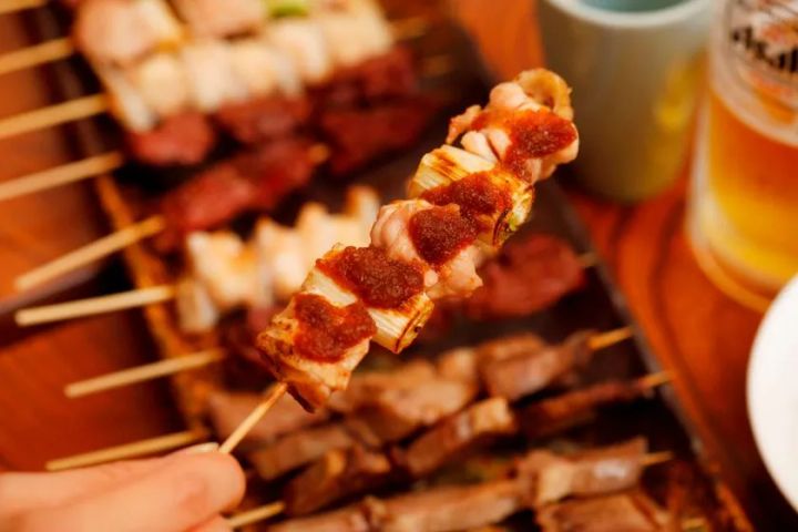 地元食材を使った春の味覚を提供する飲食ブース