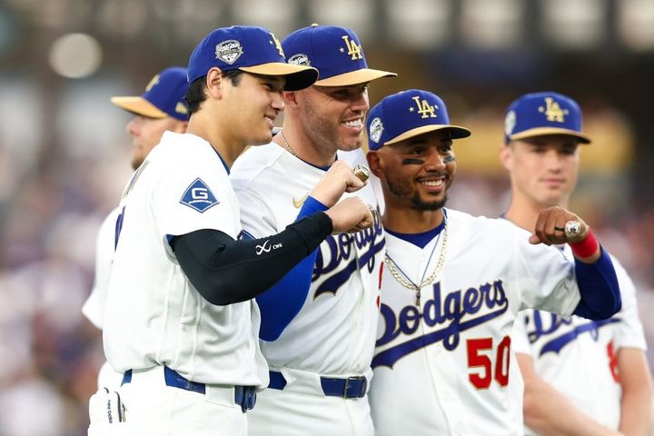チャンピオンリング贈呈式の大谷翔平、フレディ・フリーマン、ムーキー・ベッツ（C）Getty Images