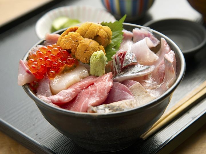 千葉県鴨川市に位置する「小湊温泉」は、日蓮宗の開祖・日蓮聖人ゆかりの地として知られる歴史ある温泉地です。内浦湾を望む絶景や、美肌効果があるとされる温泉が魅力。夕刻には真っ赤に染まる海を眺めながら、静寂と安らぎに浸れる湯宿がそろっています。