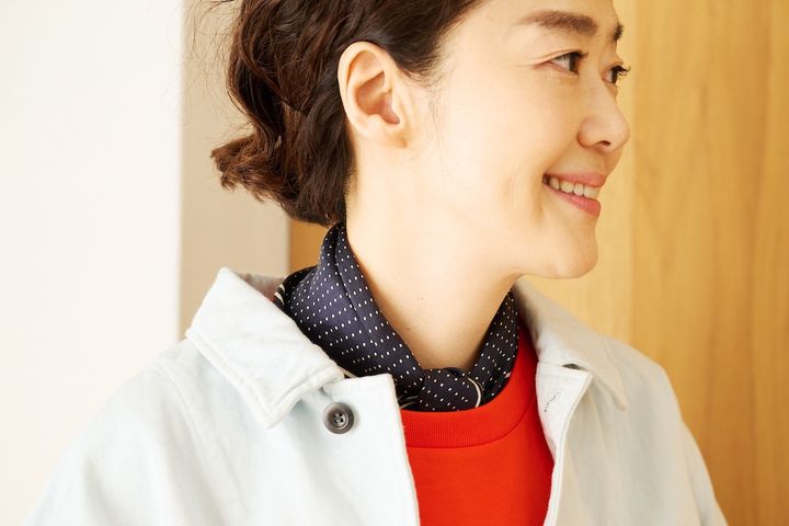 アップサイクルリノのセットアップにトッド柄スカーフを合わせた首もとの着こなし