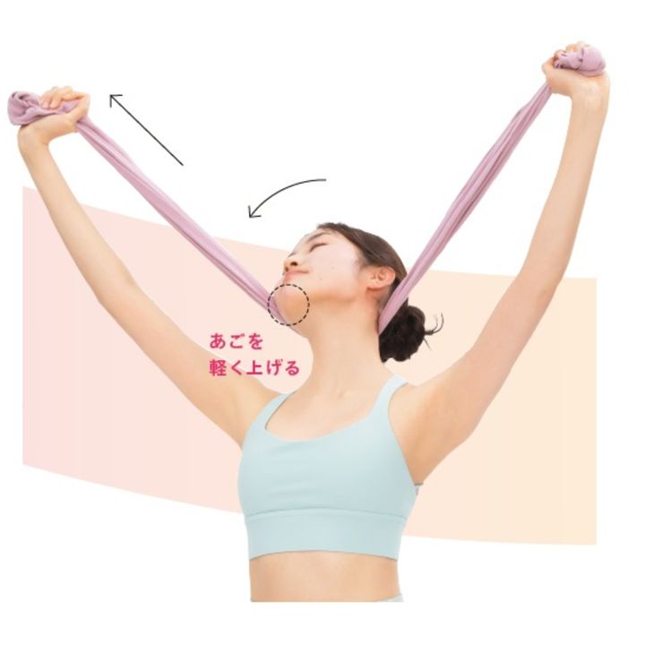 1. 立った状態でタオルを首の後ろにかけ、タオルの両端を両手で持って斜め前に軽く上げる。