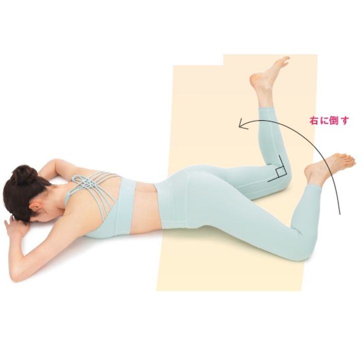 3～4. 両手を重ねて床に置き、その上に額を乗せ、腰から下を左右交互に倒す。数回繰り返す。