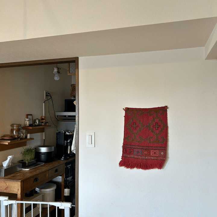 キリムのはぎれを飾った壁