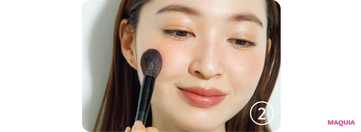 多幸感メイク チークの入れ方ハウツー パウダーをふんわり重ねる