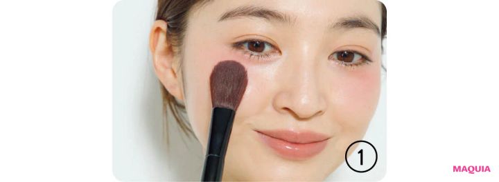 多幸感メイク チークの入れ方ハウツー 目の下に小さく円を描く