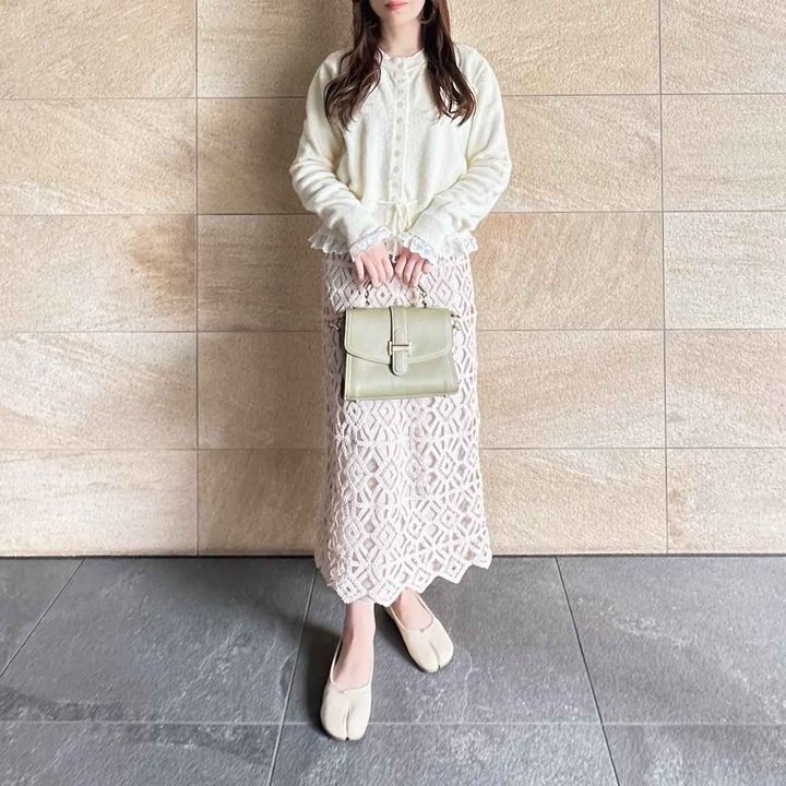 画像: レーススカートと合わせた上品コーデ