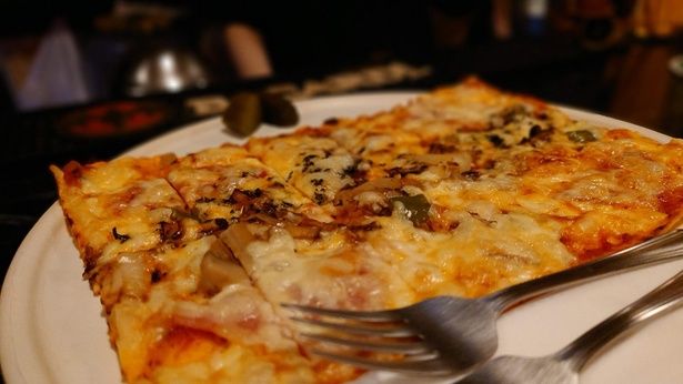 四角い形が特徴の本牧ピザ