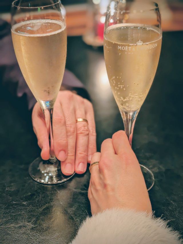 グラスを合わせる様子