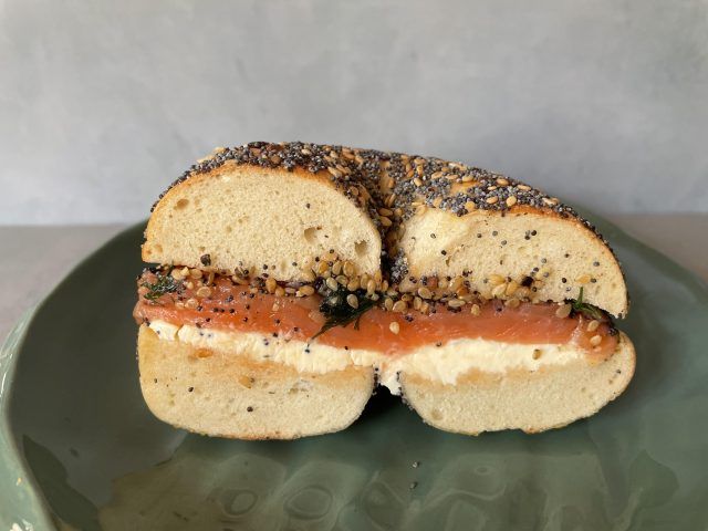 スモークサーモンベーグルの断面