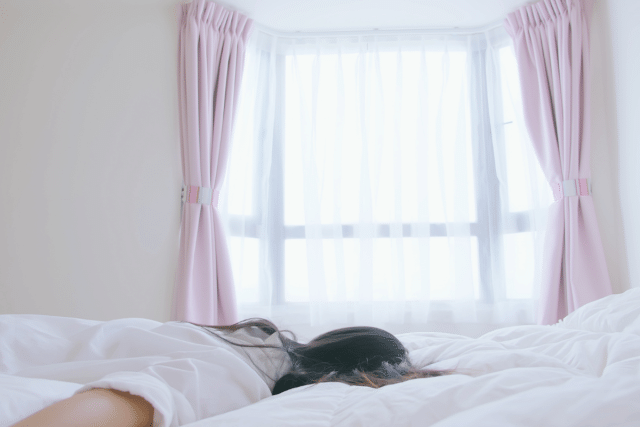 ベッドで寝ている女性