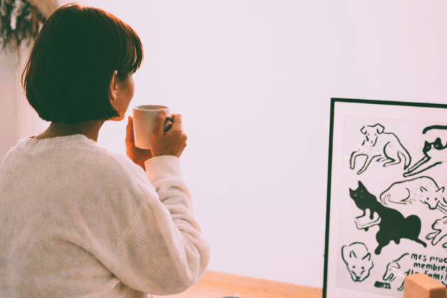 朝コーヒーを飲む女性