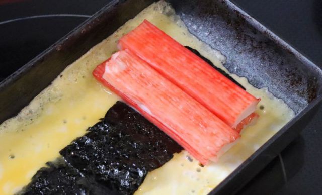 カニカマと海苔をのせた卵焼き