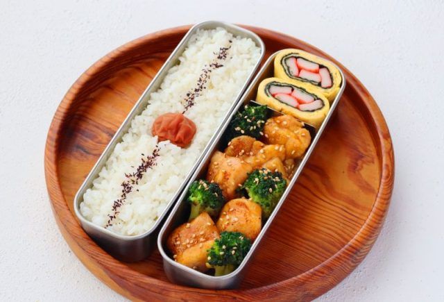 「鶏とブロッコリーのオイスターソース照り焼き」「かにかま海苔卵焼き」2品弁当